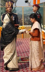 Mt. Shanti Devi riceve l'Ashoka Chakra assegnato al marito Havildar Bahadur Singh Bohra (postumo) dal Presidente, Smt. Pratibha Devisingh Patil, durante la 60a Parata della Festa della Repubblica 2009, a Nuova Delhi il 26 gennaio 2009.